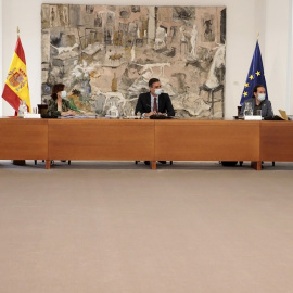 El presidente del Gobierno. Pedro Sánchez, y flanqueado por Carmen Calvo, Nadia Calviño, Pablo Iglesias y Teresa Ribera, durante la reunión del Consejo de Ministros, en el Palacio de la Moncloa. EFE/ Jose Maria Cuadrado Jimenez