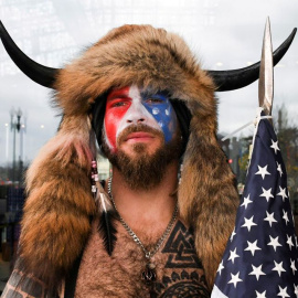 Jacob Anthony Chansley, con la cara pintada con los colores de la bandera de EEUU, uno de los seguidores de Donald Trump que protagonizó el asalto al Capitolio el 6 de enero de 2021, en Washington. REUTERS/Stephanie Keith