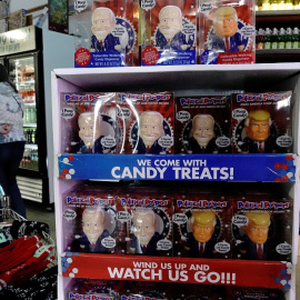 Muñecos de Donald Trump y de Joe Biden en una tienda de dulces en la localidad de Jordan (Minnesota, EEUU). REUTERS/Bing Guan