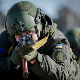  23 de febrero de 2023, Ucrania, Kiev: un soldado de la Guardia Nacional de Ucrania participa en un entrenamiento para el combate en un campo de entrenamiento militar fuera de la capital, antes de un aniversario de la guerra en Ucrania. Foto: Kay Nietfeld