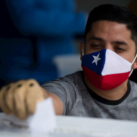 Un hombre ejerce su voto en el Estadio Nacional en Santiago (Chile), en el histórico plebiscito constitucional. EFE/ Alberto Valdés