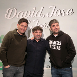  Jordi Évole posa junto a  el grupo Estopa durante la presentación de la nueva temporada de su programa, a 7 de febrero de 2023, en Barcelona / Europa Press