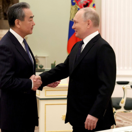  22 de febrero de 2023, Rusia, Moscú: El director de la Oficina de la Comisión Central de Asuntos Exteriores del Partido Comunista Chino (PCCh), Wang Yi (izq.), recibido por el presidente ruso, Vladimir Putin, antes de su reunión en el Kremlin.- DPA
