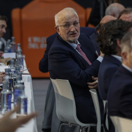 El presidente y máximo accionista de Mercadona, Juan Roig (c), durante la asamblea general de la patronal valenciana AVE, en Valencia. E.P./Rober Solsona