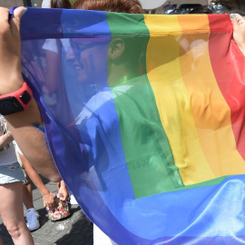 Un joven, con la bandera arcoiris. AFP