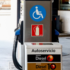 Maquina expendedora de carburante en una gasolinera de Madrid. E.P./Ricardo Rubio