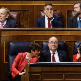 Ramón Tamames, Santiago Abascal e Iván Espinosa de los Monteros, en la bancada de Vox, abajo integrantes del Gobierno. / Eduardo Parra (Europa Press)