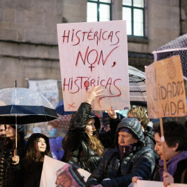 Mujeres protestan con carteles durante una manifestación convocada por el 8M en 2023.
