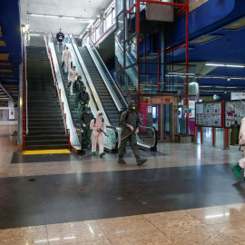 Efectivos de la Unidad Militar de Emergencia (UME) entran en la estación de metro de Nuevos Ministerios, en Madrid, para su desinfección. REUTERS/Javier Barbancho