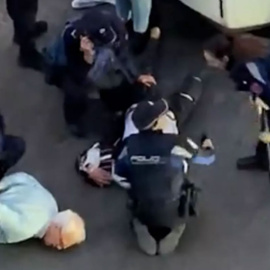  José María Lara, Txepe, reducido en el suelo por la Policía Municipal de Madrid el pasado 15 de abril. — Twitter