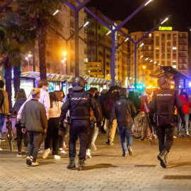 Agentes de la policía dispersan a los grupos de más de seis personas que se encuentran en las calles de Logroño, tras los incidentes del fin de semana. EFE/Raquel Manzanares