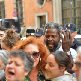 Un hombre acosa a Cristina Fallarás en la manifestación contra la decisión del PSOE de modificar la ley del 'solo sí es sí', a 20 de abril de 2023, en Madrid (España). Foto: Dani Gago