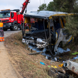  Una mujer ha fallecido y otras 25 han resultado heridas, entre ellas siete de pronóstico grave, al volcar un autobús que trasladaba a trabajadoras temporeras marroquíes en el kilómetro 16 de la carretera A-484, en el término municipal de Almonte (Hu