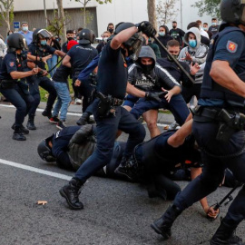  Miembros de la policía cargan contra un grupo de manifestantes que protestaban en favor de la Sanidad Pública y contra los confinamientos selectivosEmilio Naranjo/EFE