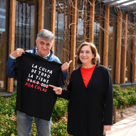  Ada Colao y El Gran Wyoming, que lleva la camiseta con el lema 'La culpa de todo la tiene Ada Colau'. LAURA GUERRERO