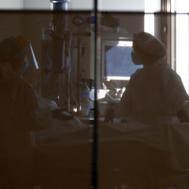 Personal sanitario en la Unidad de Cuidados Intensivos del Hospital Ramón y Cajal, de Madrid. REUTERS/Sergio Perez