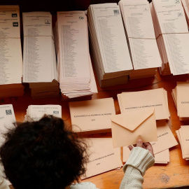 Fotografía de mesa electoral. (EFE/J. J. Guillén)
