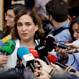  La alcaldesa de Barcelona y candidata de Barcelona en Comú a la reelección, Ada Colau, atiende a los medios tras acudir a votar en el Centro Cívico La Sedeta, este domingo, en Barcelona. EFE/ Quique García