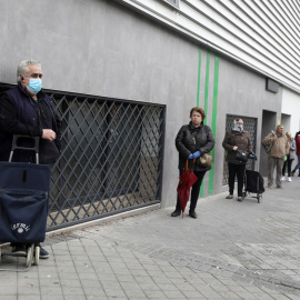 Varias personas hacen cola manteniendo la distancia social, esperando a entrar en un supermercado en Madrid. REUTERS/Sergio Perez