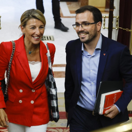  La vicepresidenta de Trabajo, Yolanda Díaz (i), y el ministro de Consumo, Alberto Garzón (d), durante el pleno celebrado en el Congreso de los Diputados, este jueves en Madrid. EFE/ J.J. Guillén