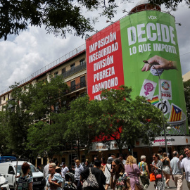 Vista de la lona que Vox ha instalado en la madrileña calle de Alcalá, en la precampaña del 23J REUTERS/REUTERS/Violeta Santos Moura