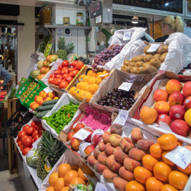  Un puesto de frutas y verduras de un mercado de abastos. A 12 de agosto de 2022, en Sevilla. - María José López / Europa Press.