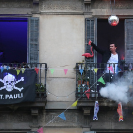 Un joven, de fiesta en el balcón de su vivienda, durante el confinamiento decretado en el estado de alarma por la pandemia del coronavirus, en Barcelona. REUTERS/Nacho Doce