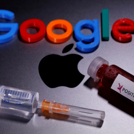 Un tubo de ensayo con sangre falsa y etiqueta covid 19, una jeringa y los logotipos de Google y Apple. REUTERS/Ilustracion: Dado Ruvic
