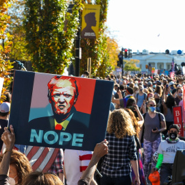 Manifestación en la Plaza Black Lives Matter cerca de la Casa Blanca para celebrar el triunfo de Joe Biden como presidente electo. Washington, DC. 7 de noviembre de 2020. Shutterstock / Nicole Glass Photography