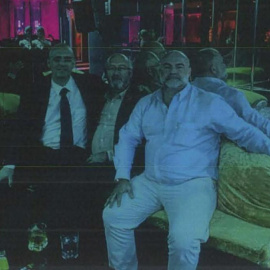 En el centro, el ex diputado Fuentes Curbelo, el mediador (a la derecha) y un empresario
