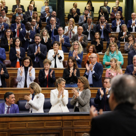 Parte del hemiciclo aplaude al presidente del Gobierno, Pedro Sánchez, tras intervenir durante un debate de la moción de censura. / Eduardo Parra (Europa Press)