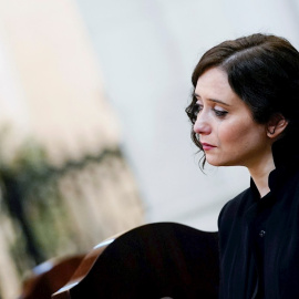 La presidenta de la Comunidad de Madrid, Isabel Díaz Ayuso, durante la solemne misa por los enfermos y fallecidos en la pandemia del covid-19, en la Catedral de la Almudena. EFE/Comunidad de Madrid