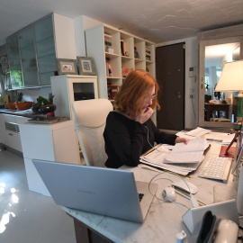 Una mujer trabajando desde su casa. EFE/EPA/DANIEL DAL ZENNARO
