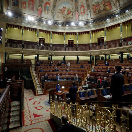 Miembros del gobierno y diputados guardan un minuto de silencio por las víctimas del coronavirus, antes del inicio de la sesión de control al Ejecutivo. EFE/Emilio Naranjo POOL