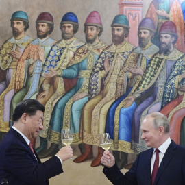 El presidente chino, Xi Jinping (izq.), brinda con su homólogo ruso, Vladimir Putin (der.), durnate la recepción en el Kremlin, con motivo de su visita de tres días a Rusia. EFE/EPA/PAVEL BYRKIN / SPUTNIK / KREMLIN POOL