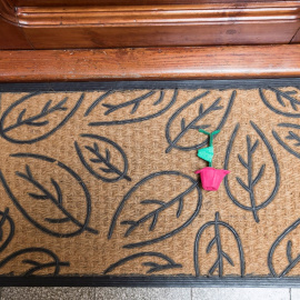  Una rosa hecha a manosobre el felpudo en la entrada de una vivienda en Barcelona. EFE/Marta Pérez