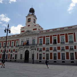  Dos niños juegan en la Puerta del Sol de Madrid, frente a la sede de la Presidencia del gobierno autonómico. REUTERS/Sergio Perez
