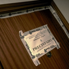  La puerta de una vivienda precintada por la Policía Nacional, donde un hombre mató a su pareja y a su hija en común, en Móstoles, Madrid, en 2022. - Césaro de Luca / EUROPA PRESS