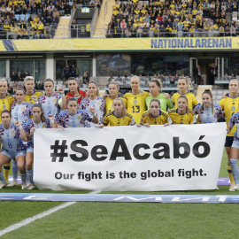Las jugadoras de Suecia y España posan con una pancarta en la que se lee "Se Acabo, nuestra lucha es global", en Gotemburgo (Suecia) a 22/09/2023. EFE/ Juan Carlos Cárdenas.
