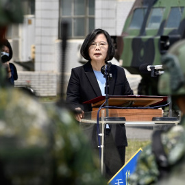La presidenta de Taiwan, Tsai Ing-wen, en una visita a la base militar de Tainan, al sur de la isla, el pasado abril. AFP/Sam Yeh