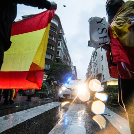 Varias personas delante de una patrulla de Policía Municipal, durante la concentración de vecinos del barrio madrileño de Salamanca contra la gestión del Gobierno en la pandemia del coronavirus. E.P/Joaquin Corchero
