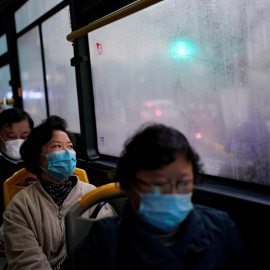 Varias personas con mascarilla en un autobús en Shanghai. REUTERS/Aly Song