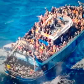  Imagen del pesquero naufragado con cientos de migrantes a bordo, fotografiado por un helicóptero de la Guardia Costera Grecia el martes 13 de junio antes de hundirse en aguas del Mar Jónico.