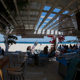 Gente almorzando en una terraza en la playa de Son Matias, en Palma de Mallorca. REUTERS/Enrique Calvo