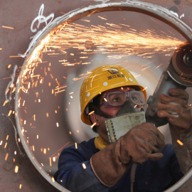 Un trabajador en una línea de producción de estructuras de acero en una fábrica en Huzhou, en la provincia china de Zhejiang. REUTERS