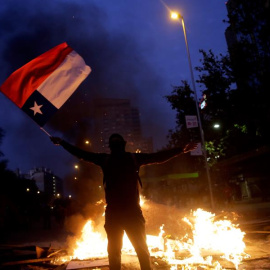 Manifestantes protestan durante una nueva jornada de movilizaciones en contra del Gobierno de Chile frente al Palacio de La Moneda en Santiago (Chile). EFE/Fernando Bizerra Jr.