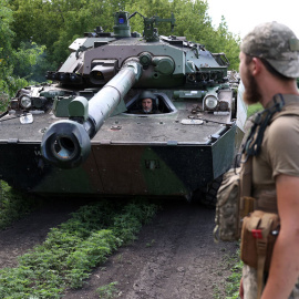  Los infantes de marina krainianos de la 37.a Brigada revisan su vehículo de combate blindado AMX-10 RC de fabricación francesa en una posición en la región de Donetsk el 10 de julio de 2023, en medio de la invasión rusa de Ucrania. (Foto de Anatolii