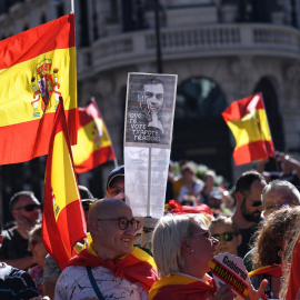  Varias personas portan banderas de España y una pancarta con la imagen del presidente de Gobierno, Pedro Sánchez, en la que se lee "Que te vote Txapote, traidor!", durante una manifestación para protestar por la gestión del Ejecutivo central desde la