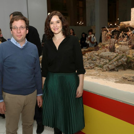 El Alcalde de Madrid, José Luis Martínez-Almeida (i), y la presidenta de la Comunidad, Isabel Díaz Ayuso (d), en un acto navideño. EFE/Kiko Huesca.