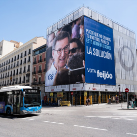  Una lona colgada por el PP el 14 de julio en el centro de Madrid ofreciéndose como la solución. / Diego Ramadés (Europa Press)